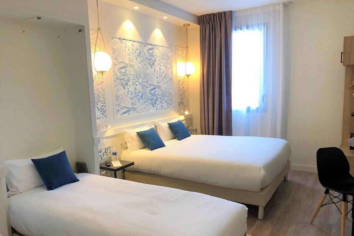 Värdeförvaringsskåp på rummet, arbetsyta för laptop och ljudisolering