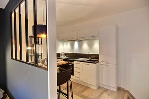 Refrigerador, microondas, placa de cocina, cafetera expreso