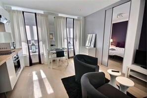 Apartment, 1 Schlafzimmer (Clarisses 4) | Wohnbereich | Fernseher