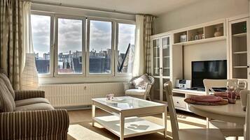 Studio (Opera 2) | Living area | TV