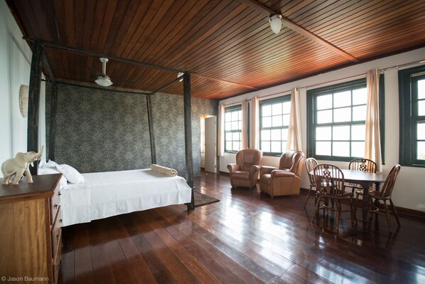 Quarto superior, banheira de hidromassagem | Camas extras/dobráveis