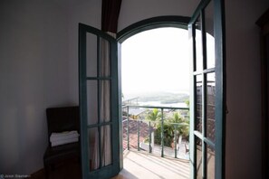 Quarto casal standard, vista para o mar | Camas extras/dobráveis