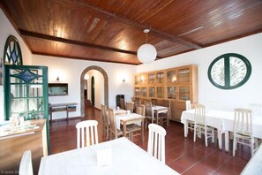 Café da manhã com buffet grátis todos os dias