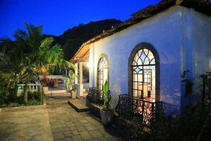 Front of property - evening/night - Pousada Jardim da Marambaia (Rio de Janeiro)