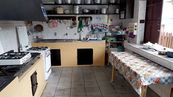 Refrigerador, microondas, parrilla de estufa y utensilios de cocina