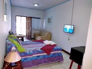 Escritorio, cunas gratuitas, wifi gratis y ropa de cama