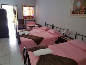 Habitación cuádruple | Escritorio, cunas gratuitas, wifi gratis y ropa de cama 