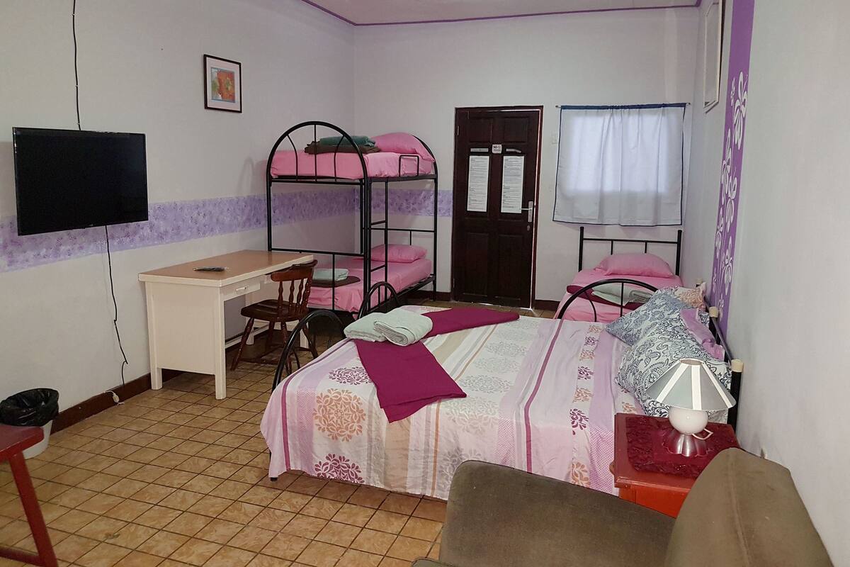 Quintuple Room | Desk, cribs (free), WiFi (free), bed sheets