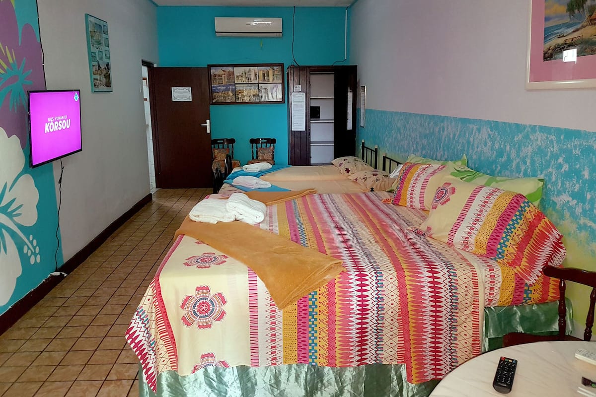 Desk, cribs (free), WiFi (free), bed sheets