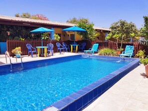 Una piscina al aire libre