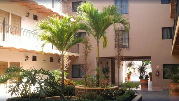 Courtyard - Casa Margarita Hotel (Rincon de Guayabitos)