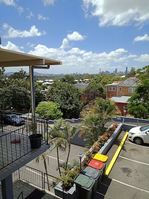 Habitación con 2 camas individuales, varias camas, vista a la ciudad | Vista del balcón