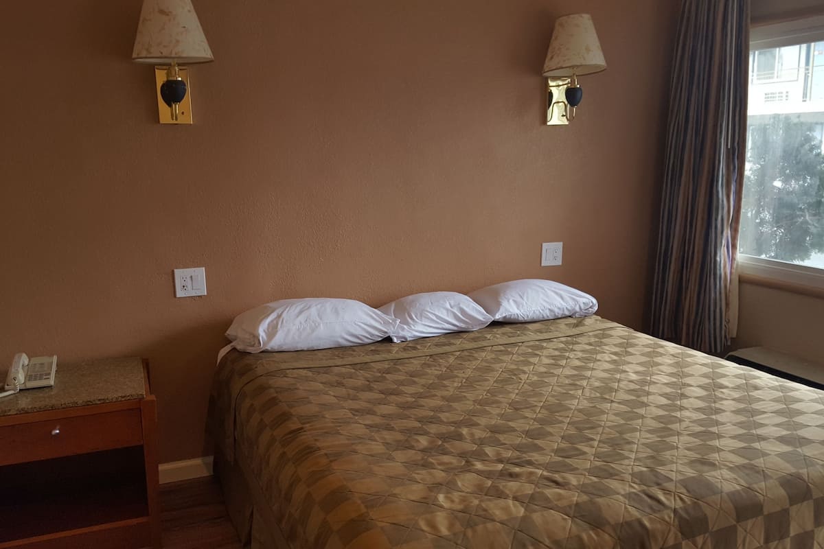 Eenvoudige eenpersoonskamer, 1 queensize bed, toegankelijk voor mindervaliden | Gratis kabelinternet