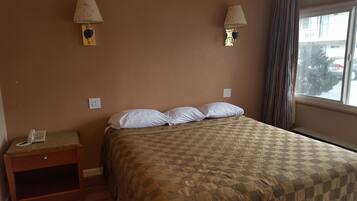 Basic Single Room, 1 Queen Bed, Accessible | Free wired internet