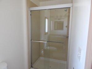 Bathroom shower - Bay Bridge Inn (Oakland)
