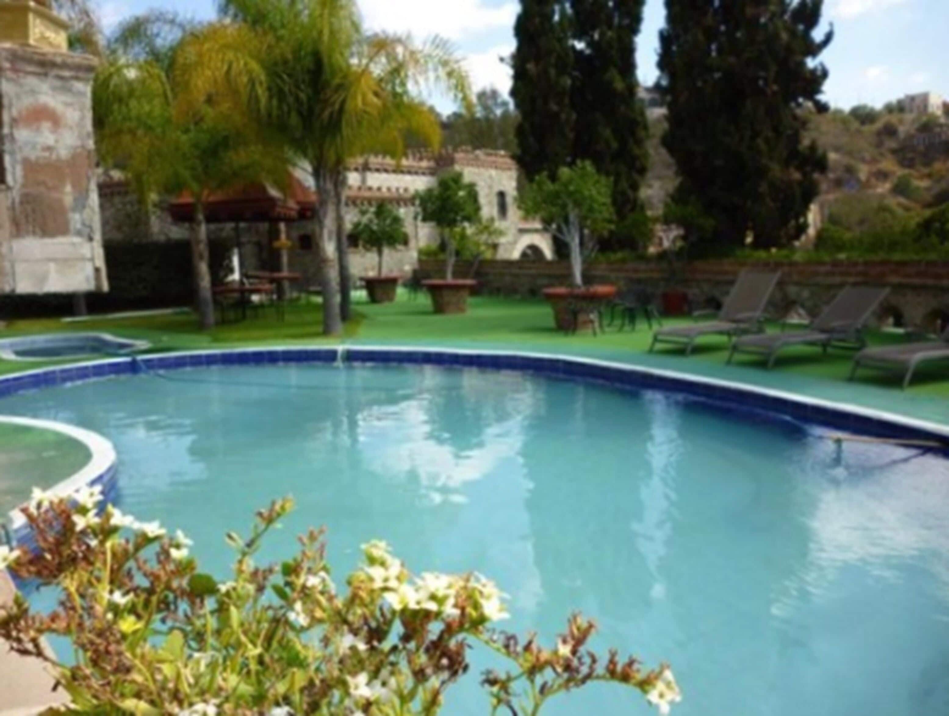 Hồ bơi ngoài trời 