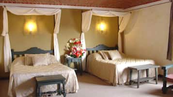 Habitación doble estándar | Escritorio, tabla de planchar con plancha, wifi gratis y ropa de cama
