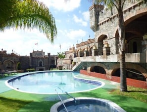 Outdoor pool - Hotel Castillo Santa Cecilia (Guanajuato)