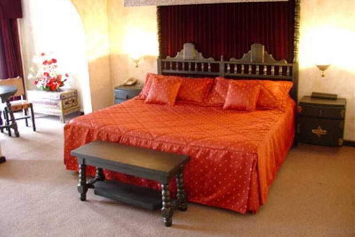 Escritorio, tabla de planchar con plancha, wifi gratis y ropa de cama