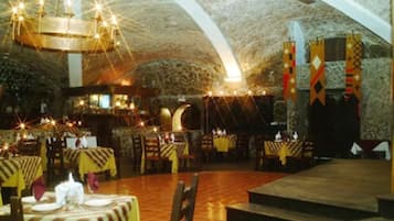 2 restaurants; breakfast, lunch and dinner served