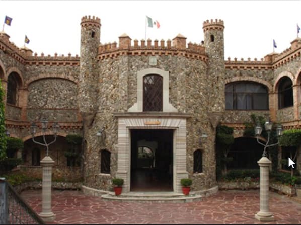 Property entrance - Hotel Castillo Santa Cecilia (Guanajuato)