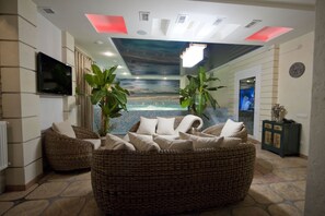 Indoor spa tub - Kupava Deluxe Hotel (Lviv)