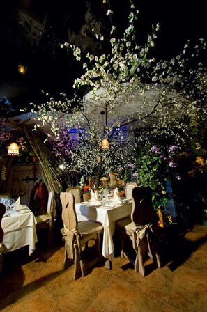 Breakfast, lunch, dinner served; al fresco dining  - Kupava Deluxe Hotel (Lviv)