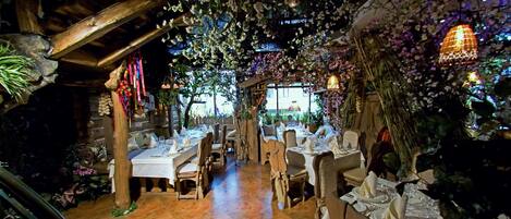 Melayani sarapan, makan siang, makan malam; dengan santap malam alfresco