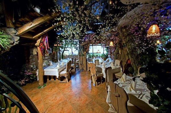 Breakfast, lunch, dinner served; al fresco dining  - Kupava Deluxe Hotel (Lviv)