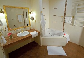 Suite | Bathroom | Rainfall showerhead, free toiletries, hair dryer, bathrobes - Kupava Deluxe Hotel (Lviv)