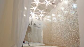 Honeymoon Suite | Minibar, in-room safe, desk, blackout drapes