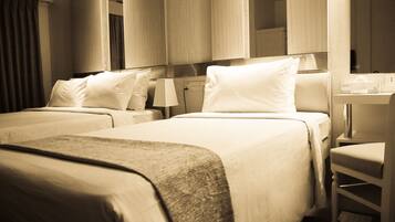 Tvåbäddsrum Deluxe | Värdeförvaringsskåp på rummet, skrivbord, gratis wi-fi och sängkläder