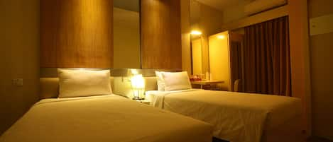 Deluxe Twin Room | In-room safe, desk, free WiFi, bed sheets