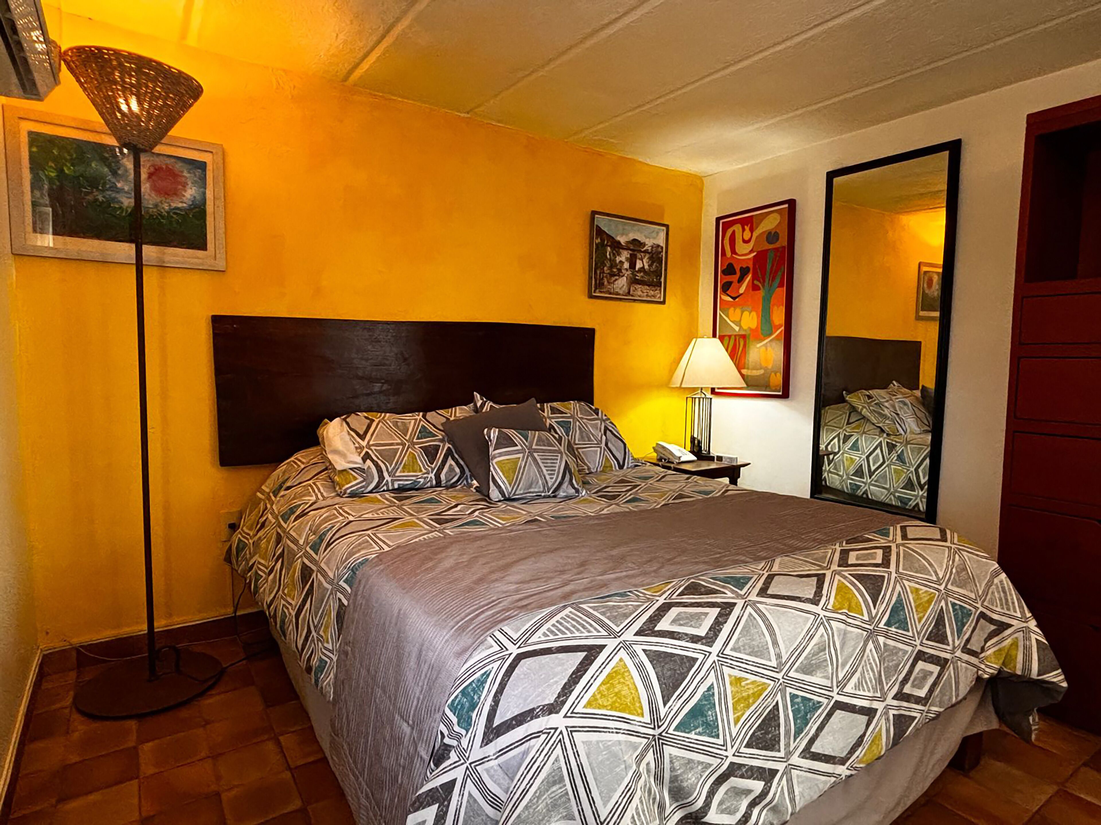 Habitación | Decoración personalizada, muebles diferentes y escritorio 