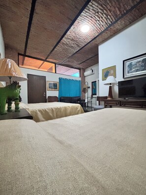 Individually decorated, individually furnished, desk, iron/ironing board - Casa Tlaquepaque (Tlaquepaque)