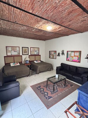 Individually decorated, individually furnished, desk, iron/ironing board - Casa Tlaquepaque (Tlaquepaque)