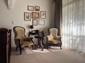 Corporate Suite | Living area | LED TV - Victoria House Motor Inn (Croydon North)
