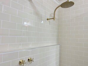 Deluxe-Suite | Dusche im Bad