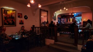 Breakfast, lunch, dinner served; local cuisine, garden views  - Victoria House Motor Inn (Croydon North)