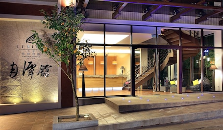 Fachada da propriedade à noite. Lealea Garden Hotel Moon