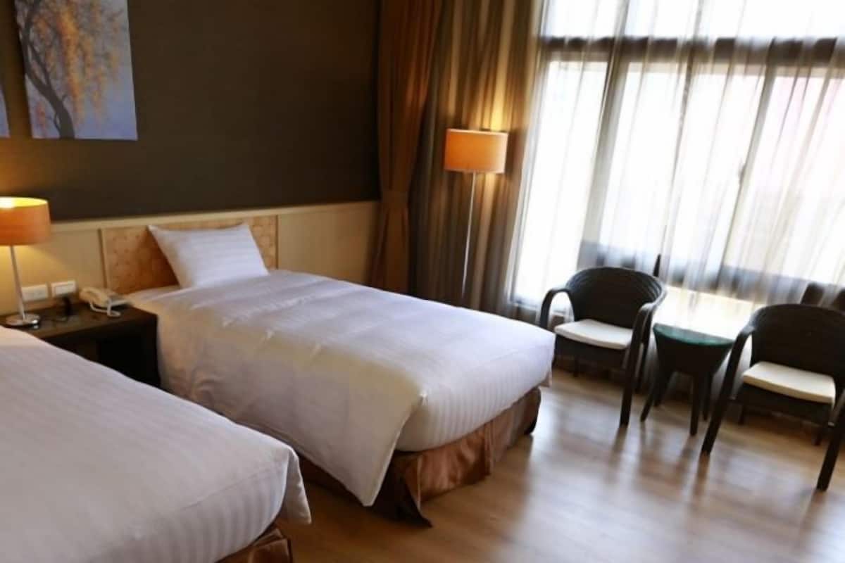 Een kluis op de kamer, een bureau, verduisterende gordijnen