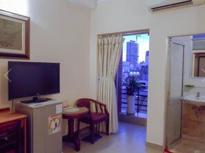 Deluxe Balcony | Room amenity - Kim Hotel (Ho Chi Minh City)
