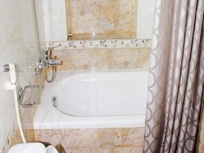Deluxe Balcony | Bathroom | Shower, hair dryer, slippers, bidet - Kim Hotel (Ho Chi Minh City)