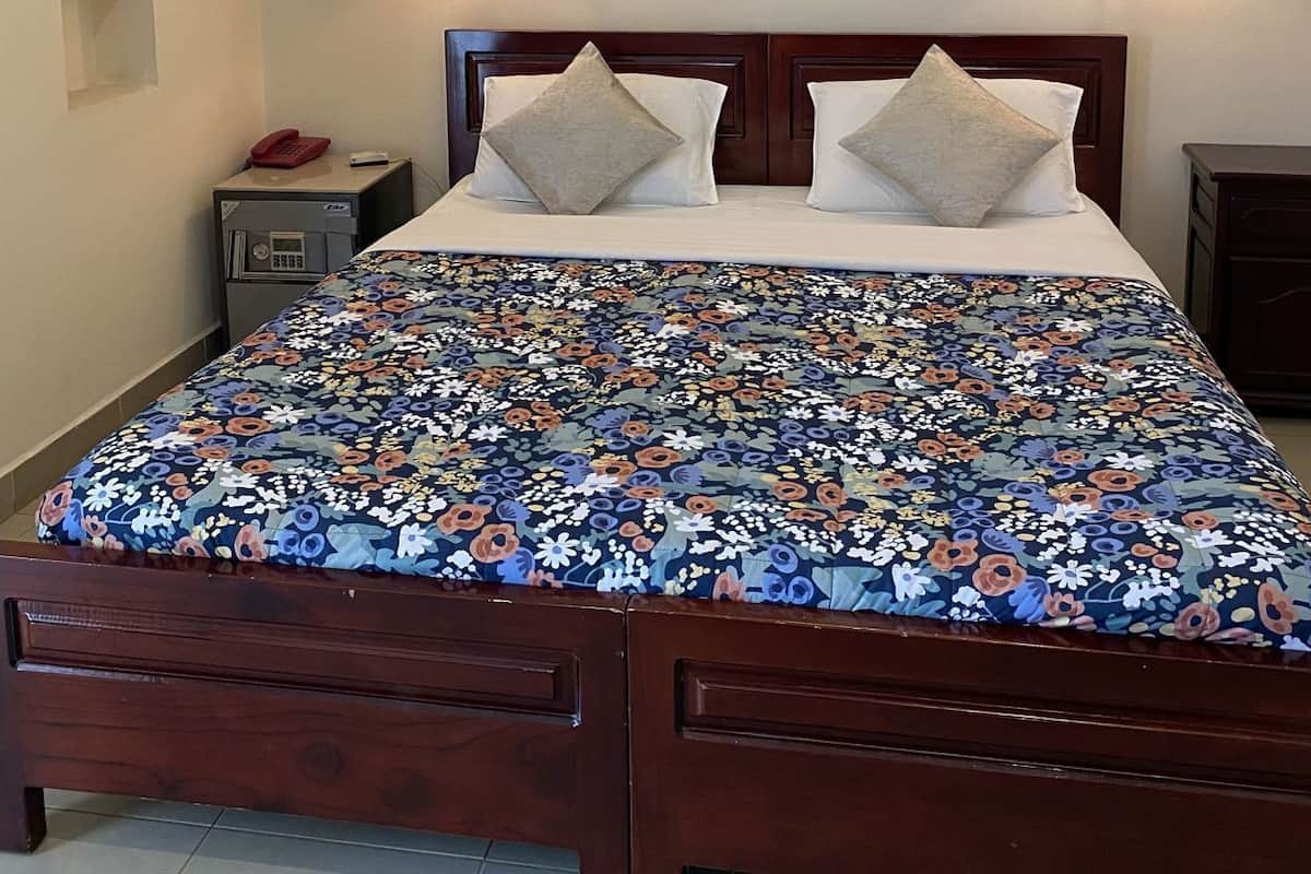 Minibar, caja de seguridad en la habitación y decoración personalizada