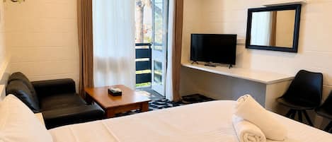 Queen Room | WiFi (free), bed sheets