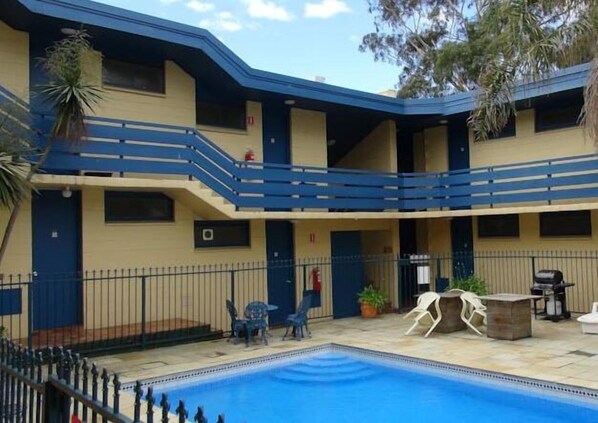 Outdoor pool - Pathfinder Motel (Kew)