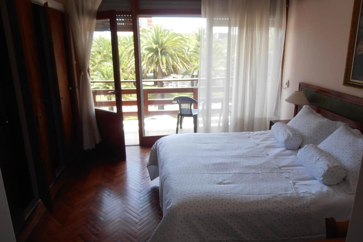 Cribs (free), WiFi (free), bed sheets