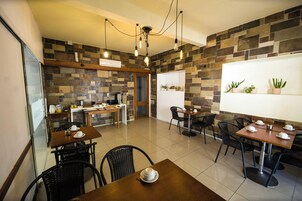 Desayuno continental diario (USD 5 por persona)