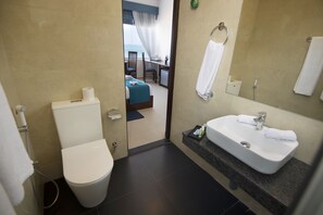 Deluxe Room with Direct Sea View | Bathroom | Free toiletries, hair dryer, towels