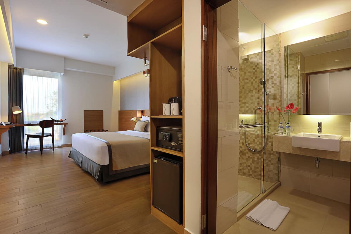 1 bedroom, premium bedding, in-room safe, desk